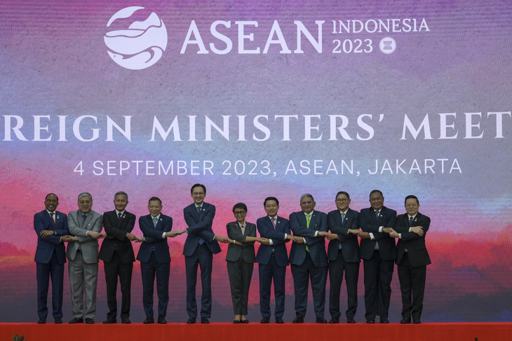 Các ngoại trưởng chụp hình trong Hội nghị Bộ trưởng Ngoại giao ASEAN tại Jakarta, Indonesia, ngày 4-9. Ở vị trí thứ 5 từ trái qua là Thứ trưởng Bộ Ngoại giao Việt Nam Đỗ Hùng Việt. Ông Đỗ Hùng Việt dẫn đầu đoàn Việt Nam tham dự Hội nghị Bộ trưởng Ngoại giao ASEAN năm nay - Ảnh: AFP