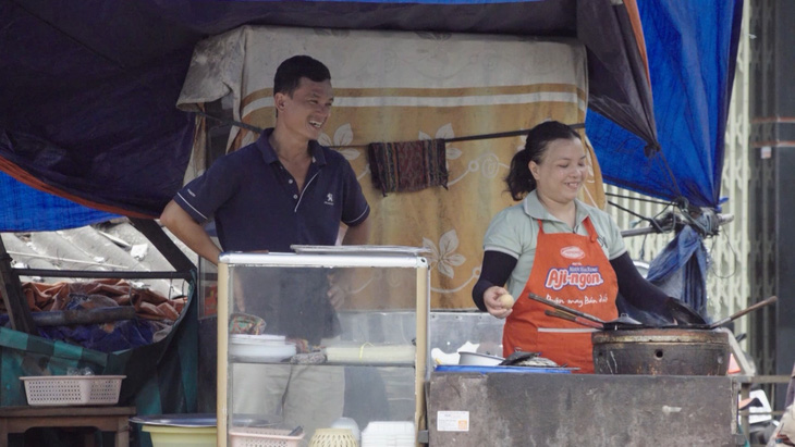 Vợ chồng chị Vân bán bánh xèo để sinh sống - Ảnh: BTC