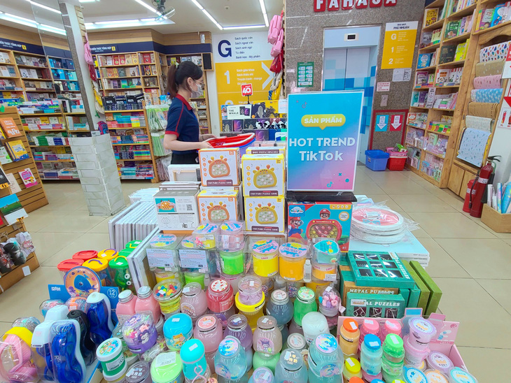 Nhà sách Fahasa nằm trên đường Phan Đình Phùng (quận Phú Nhuận) trưng bày thêm gian hàng các sản phẩm &quot;hot trend&quot; TikTok đúng gu các bạn trẻ - Ảnh: N.XUÂN