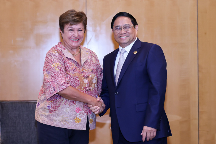 Thủ tướng Phạm Minh Chính bắt tay Tổng giám đốc Quỹ Tiền tệ quốc tế Kristalina Georgieva - Ảnh: NHẬT BẮC