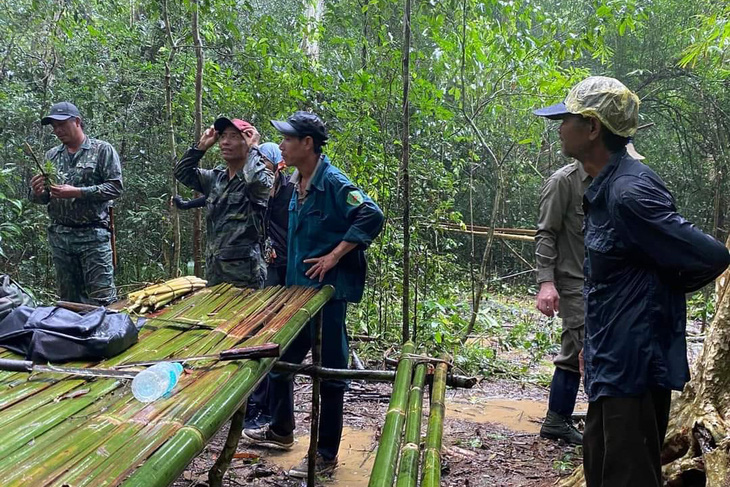 Lực lượng chức năng đội mưa tìm kiếm ông K Sơ nghi đi lạc trong Vườn quốc gia Cát Tiên nhiều ngày nay - Ảnh: Facebook Tăng A Pẩu