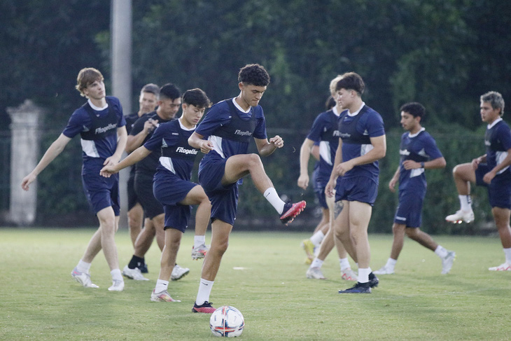 Các cầu thủ U23 Guam tập luyện nghiêm túc vào tối 4-9 trên sân tập khu liên hợp thể thao TP Việt Trì, tỉnh Phú Thọ - Ảnh: QUỐC ĐẠI