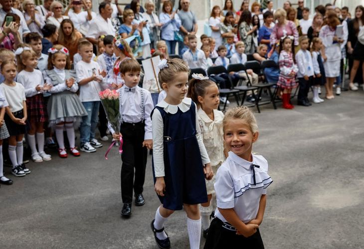 Các học sinh dự lễ khai giảng năm học mới ở Kiev, Ukraine hôm 1-9 - Ảnh: REUTERS