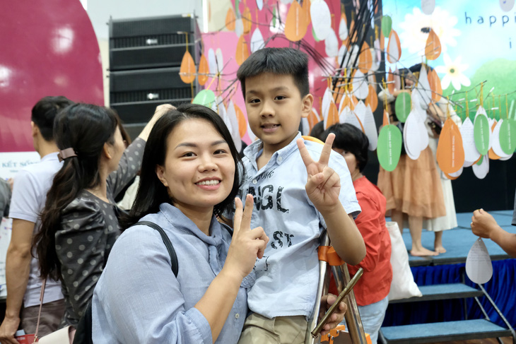 Niềm vui của trẻ cùng mẹ tới trường trong lễ khai giảng năm học mới - Ảnh: NGUYÊN BẢO