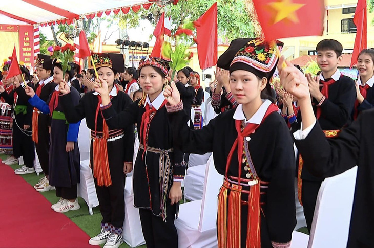 Học sinh Trường phổ thông Dân tộc nội trú THCS huyện Văn Yên (tỉnh Yên Bái) tại lễ khai giảng sáng 4-9 - Ảnh: MỸ VÂN