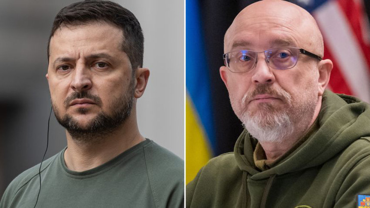 Tổng thống Ukraine Volodymyr Zelensky (trái) và Bộ trưởng Quốc phòng Ukraine Oleksii Reznikov - Ảnh: CNN