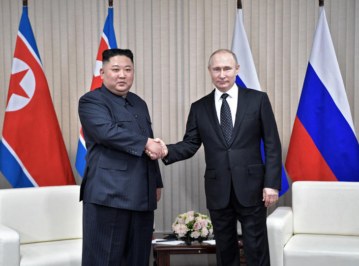 Nhà lãnh đạo Triều Tiên Kim Jong Un (trái) gặp Tổng thống Nga Vladimir Putin ở thành phố Vladivostok của Nga, ngày 25-4-2019 - Ảnh: AFP