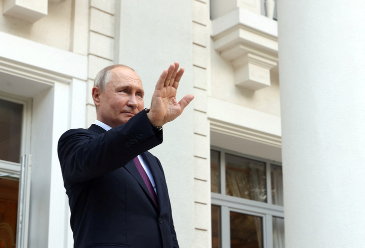 Tổng thống Nga Vladimir Putin vẫy tay chào Tổng thống Thổ Nhĩ Kỳ Tayyip Erdogan sau cuộc hội đàm ở Sochi, Nga, ngày 4-9 - Ảnh: SPUTNIK