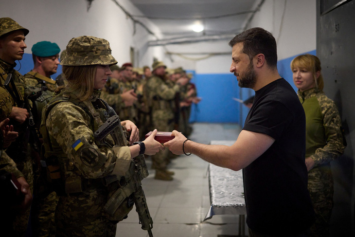 Ông Zelensky trao huy chương cho một quân nhân khi đến thăm một vị trí ở tiền tuyến thuộc vùng Donetsk ngày 4-9 - Ảnh: REUTERS