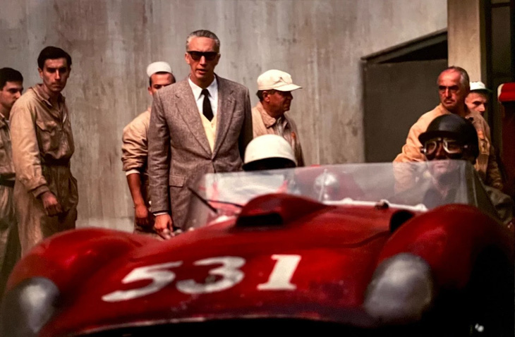 &quot;Enzo Ferrari không thể lái Ferrari&quot; có lẽ sẽ trở thành dấu ấn đặc biệt với người xem, dù trên phim &quot;ông&quot; hoàn toàn không nhận ra được điều đó - Ảnh: STX Entertainment, Neon