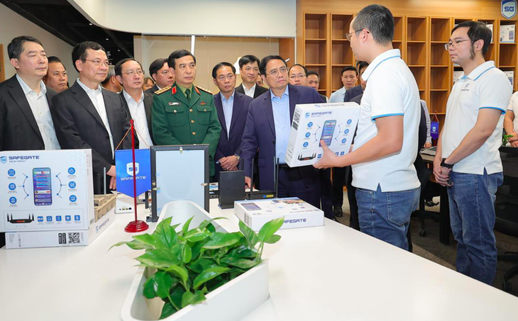 Thủ tướng Phạm Minh Chính  trao đổi với một đơn vị đổi mới sáng tạo ngày 4-3-2023 - Ảnh: N.AN