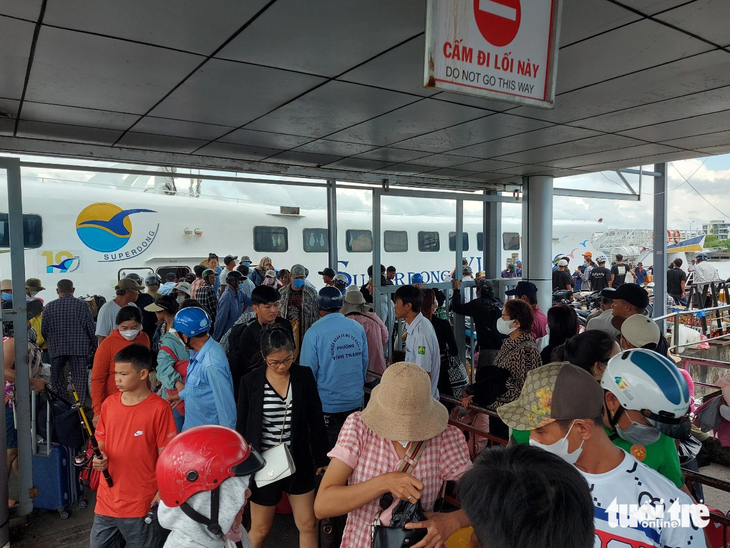 Sáng 5-9, tàu cao tốc TP Rạch Giá đi TP Phú Quốc đã nối lại tuyến chạy - Ảnh: CHÍ CÔNG