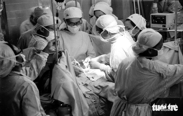 Bác sĩ Văn Tần (đứng giữa), bác sĩ Trần Đông A (phải), bác sĩ Trần Thành Trai (trái) cùng ê kíp ca phẫu thuật tách đôi cặp song sinh dính liền Việt – Đức tại Bệnh viện Từ Dũ ngày 4-10-1988 - Ảnh: NGUYỄN CÔNG THÀNH