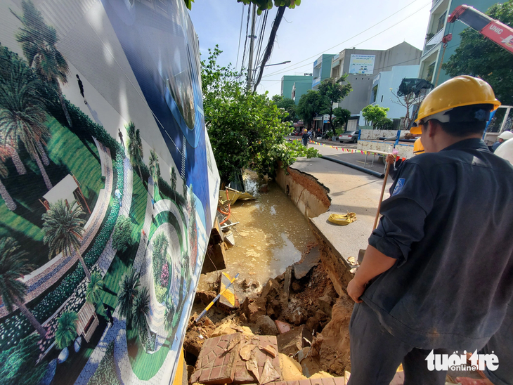 Đường Hoàng Văn Thụ (TP Quy Nhơn) bị sụt lún hàng trăm mét sau mưa đêm 4-9 - Ảnh: LÂM THIÊN