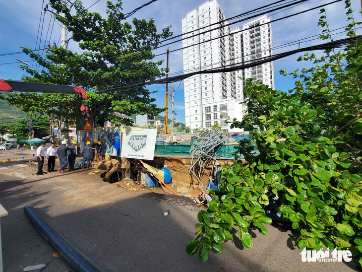 Vụ sụt lún đường Hoàng Văn Thụ ngay cạnh dự án chung cư Phú Tài 2 - Ảnh: LÂM THIÊN