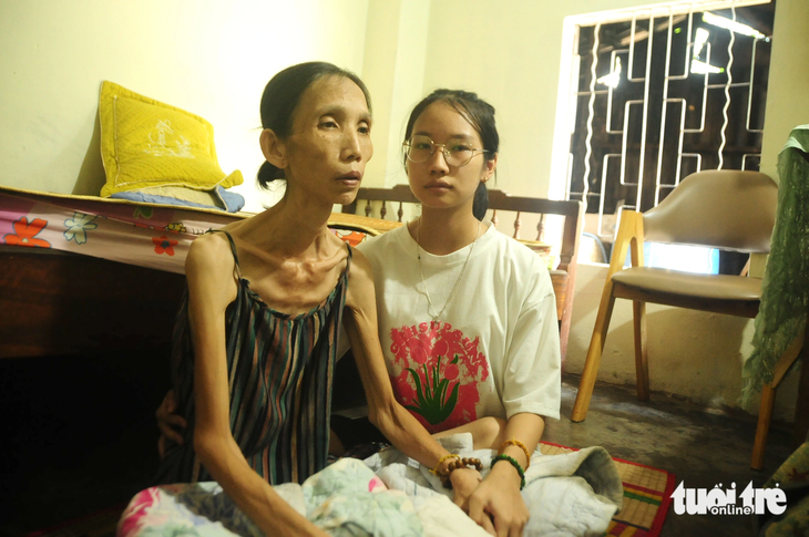 Lê Thị Ái Ni - tân sinh viên Trường đại học Kinh tế Đà Nẵng - có mẹ đang chiến đấu từng ngày với bệnh ung thư - Ảnh: THÁI BÁ DŨNG
