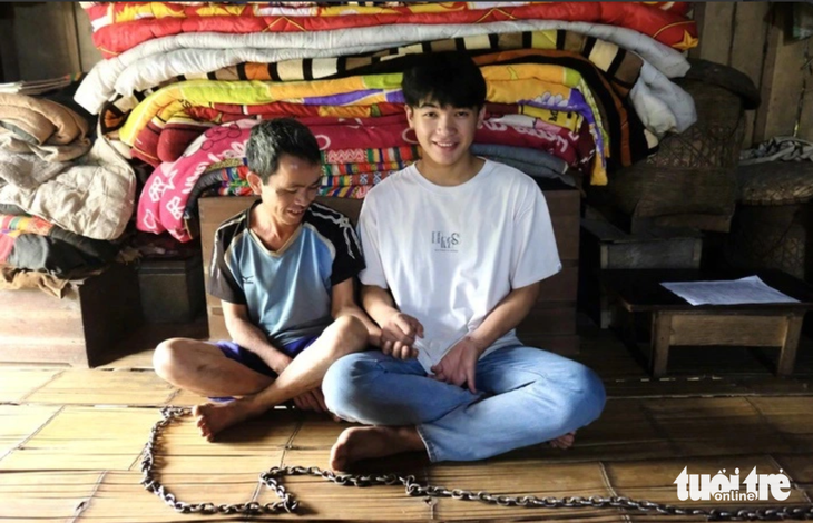 Bui Manh Dung is determined to learn to remove his father's chain - Photo: Nguyen Bao