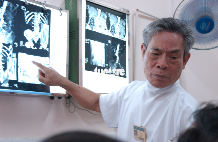 Giáo sư Văn Tần - một trong 3 bác sĩ trụ cột của cuộc mổ tách cặp song sinh dính liền Việt - Đức - Ảnh: NGUYỄN CÔNG THÀNH