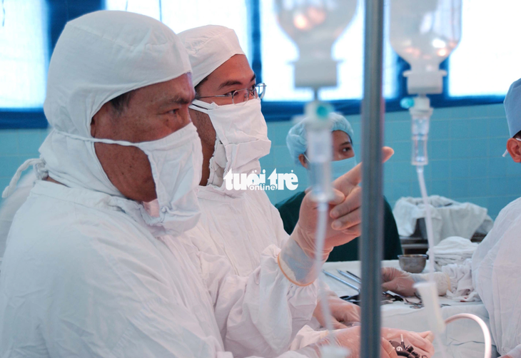 Bác sĩ Văn Tần cùng các y bác sĩ thực hiện ca nội soi túi mật cho bệnh nhân Trần Thị Út tại Bệnh viện Bình Dân (ảnh chụp ngày 17-5-2006) - Ảnh: NGUYỄN CÔNG THÀNH