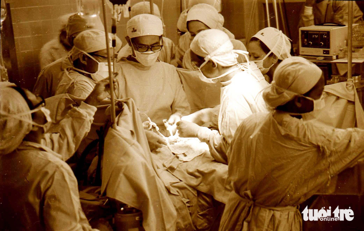 Bác sĩ Văn Tần (đứng giữa), bác sĩ Trần Đông A (phải), bác sĩ Trần Thành Trai (trái) cùng ê kíp ca phẫu thuật tách đôi cặp song sinh dính liền Việt - Đức tại Bệnh viện Từ Dũ ngày 4-10-1988 - Ảnh: NGUYỄN CÔNG THÀNH