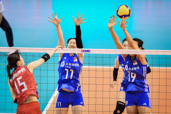 Tuyển bóng chuyền nữ Trung Quốc (áo xanh) đã quật ngã đương kim vô địch Nhật Bản ở giải năm nay - Ảnh: AVC