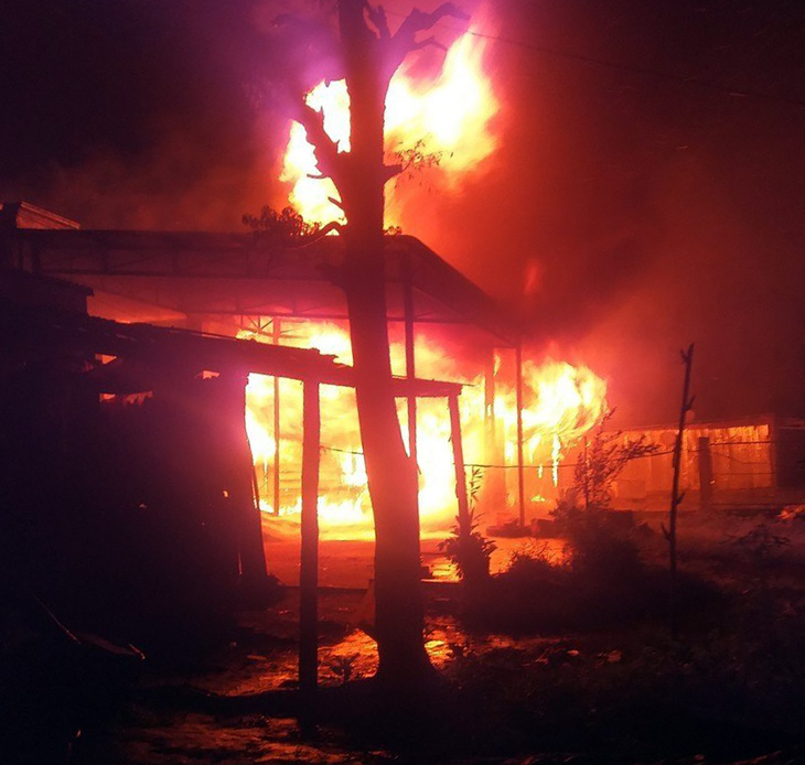 Căn nhà dân rộng gần 200m2 bốc cháy dữ dội trong đêm - Ảnh: AN BÌNH