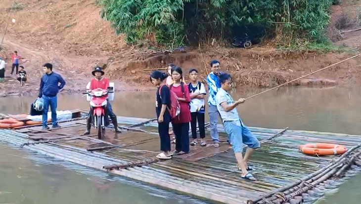 Học sinh Trường phổ thông dân tộc bán trú THCS xã Mường Toong (huyện Mường Nhé, tỉnh Điện Biên) đi bè qua suối để đến trường - Ảnh: V.TÂM