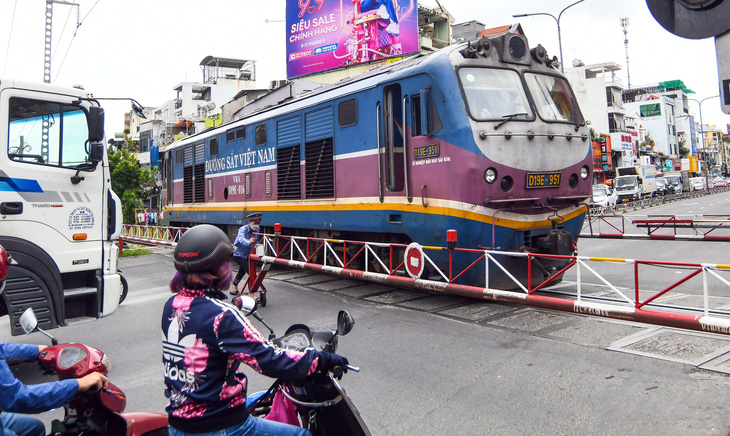 Đầu kéo xe lửa chạy ngang đường Hoàng Văn Thụ, quận Phú Nhuận, TP.HCM - Ảnh: QUANG ĐỊNH