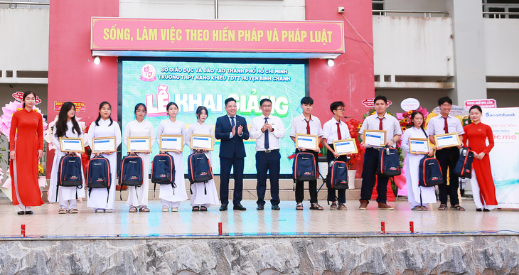 Trao học bổng tại Trường THPT Năng khiếu TDTT huyện Bình Chánh (TP.HCM) - Ảnh: Sacombank