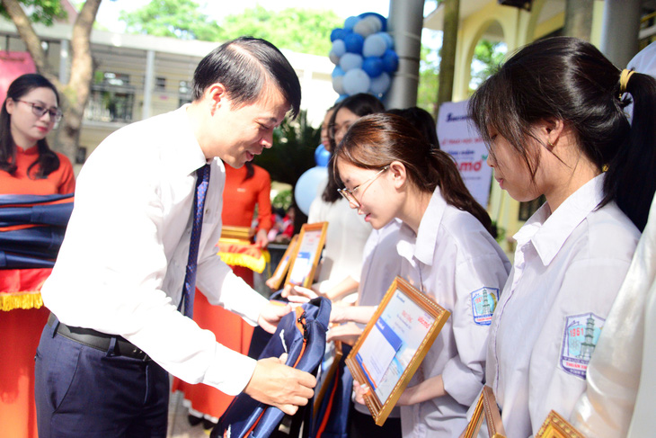 Trao học bổng tại Trường THPT Thuận Thành (Bắc Ninh) - Ảnh: Sacombank