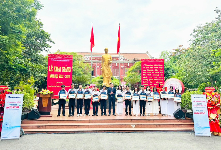 Trao học bổng tại Trường THPT Quốc học Huế (Thừa Thiên Huế) - Ảnh: Sacombank