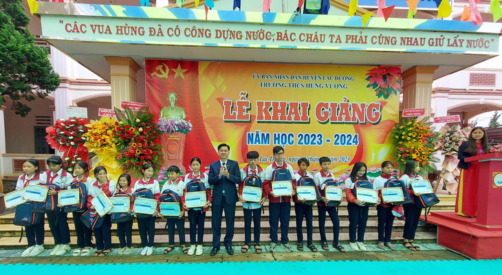 Trao học bổng tại Trường THCS Hùng Vương (Lâm Đồng) - Ảnh: Sacombank