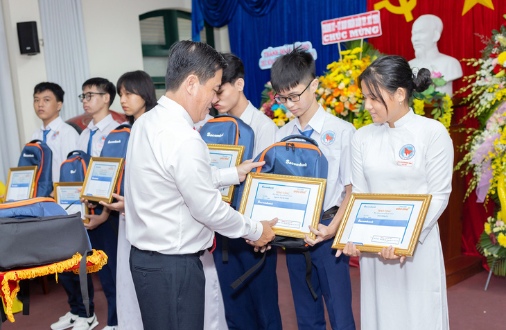Trao học bổng tại Trường THPT Nguyễn Đình Chiểu (Tiền Giang) - Ảnh: Sacombank