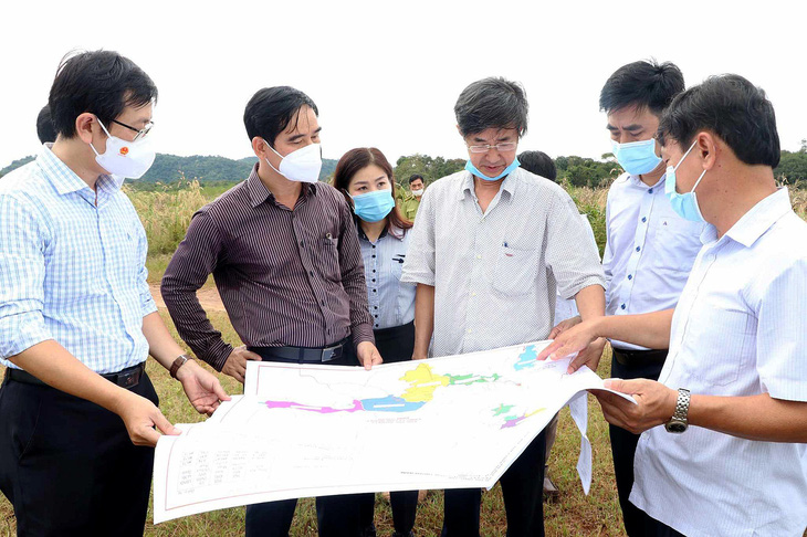 Các cơ quan chức năng tỉnh Bình Thuận trong một lần khảo sát vị trí làm dự án - Ảnh: K.H.