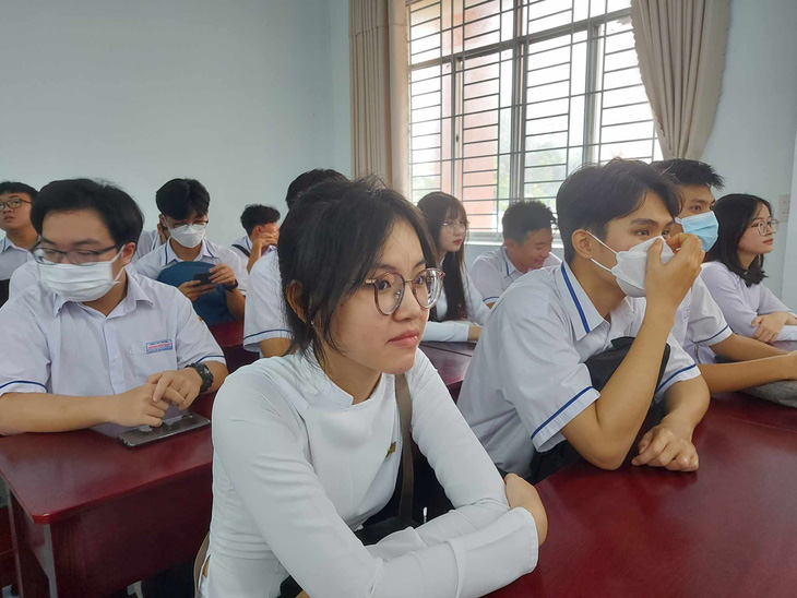 Cũng do trời mưa nên học sinh nhiều trường ở Kiên Giang dự lễ khai giảng trong hội trường của trường - Ảnh: CHÍ CÔNG