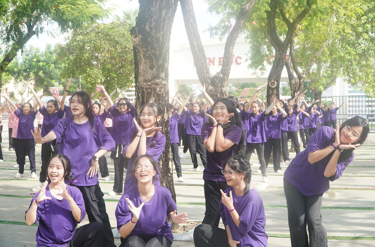 Ngay sau lễ khai giảng, tại trường THPT chuyên Nguyễn Bỉnh Khiêm, Quảng Nam đã diễn ra cuộc thi dân vũ giữa các khối lớp khiến nhiều học sinh, đại biểu dự lễ khai giảng thú vị. Các bạn học sinh đã đứng giữa sân trường trình diễn những bài dân vũ với vũ đạo sôi động, đẹp mắt - Ảnh: LÊ TRUNG
