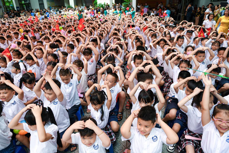 Học sinh Trường tiểu học Chu Văn An, Tây Hồ, Hà Nội dự lễ khai giảng năm học mới trong sáng 5-9 - Ảnh: NAM TRẦN