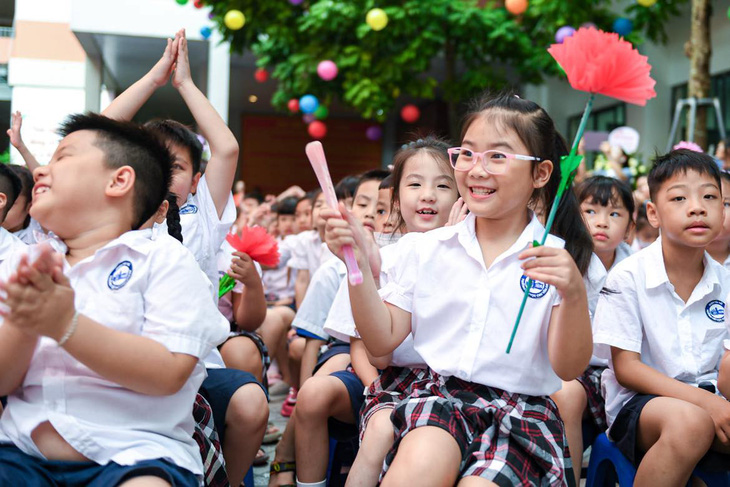 Học sinh Trường tè học tập Đường Chu Văn An, Tây Hồ, TP. hà Nội dự lễ khai giảng năm học mới nhập sáng sủa 5-9 - Ảnh: NAM TRẦN