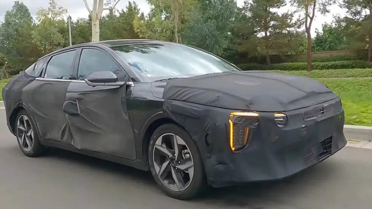 Kia K4 tested in the US with the new EV9 and morning lights - Photo: AutoSpy