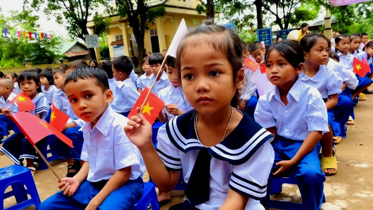 Những học sinh con em đồng bào Vân Kiều ở vùng biên giới Quảng Trị được nghe câu chuyện về Hoàng Sa, Trường Sa trong lễ khai giảng - Ảnh: QUỐC NAM
