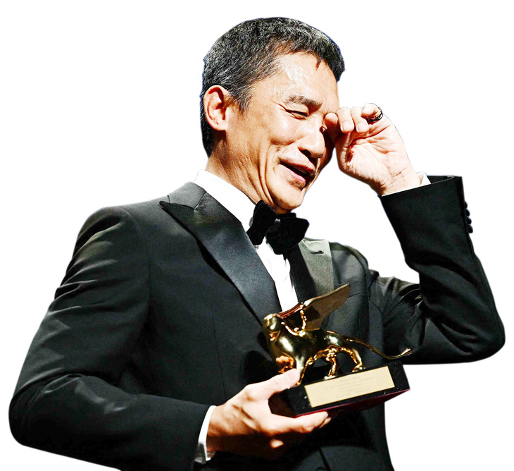 Lương Triều Vỹ xúc động khóc khi nhận giải Sư tử vàng ở Liên hoan phim Venice lần thứ 80 - Ảnh: The Straits Times