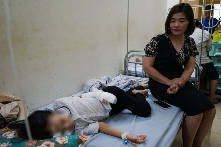 Một học sinh của Trường tiểu học Yên Phú bị bỏng sau khi nổ bóng bay, hiện đang điều trị tại Bệnh viện Đa khoa huyện Yên Định - Ảnh: CTV