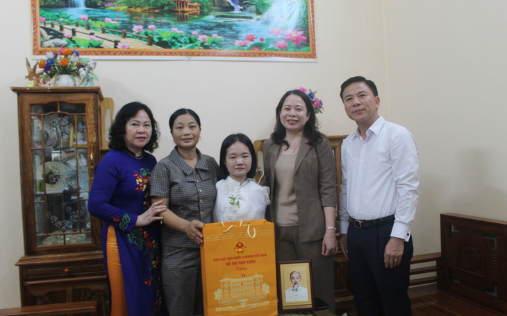 Phó chủ tịch nước Võ Thị Ánh Xuân thăm, động viên cô giáo không tay Lê Thị Thắm