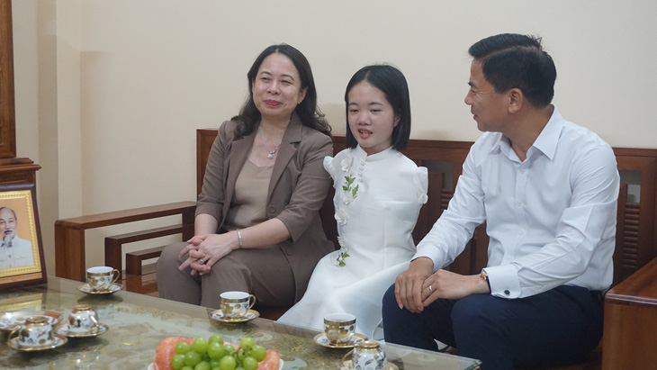 Phó chủ tịch nước Võ Thị Ánh Xuân và Bí thư Tỉnh ủy Thanh Hóa Đỗ Trọng Hưng (bìa phải) trò chuyện với cô giáo không tay Lê Thị Thắm - Ảnh: CTV