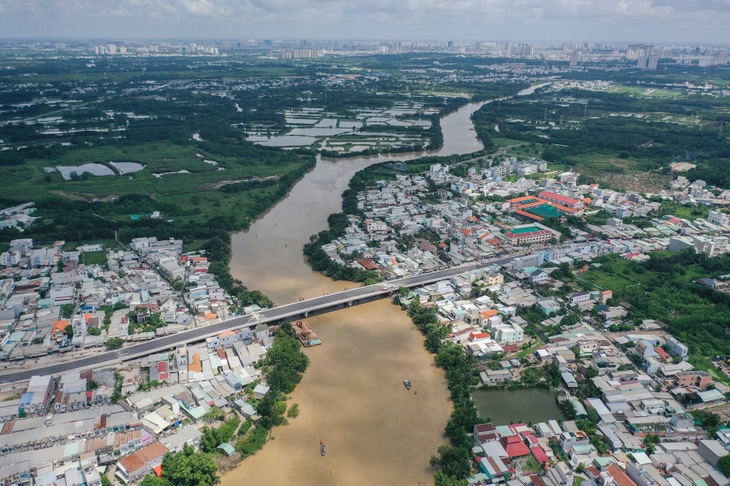 Cầu rạch Cây Khô thuộc xã Phước Lộc, huyện Nhà Bè kết nối huyện Nhà Bè và huyện Bình Chánh - Ảnh: QUỲNH TRẦN