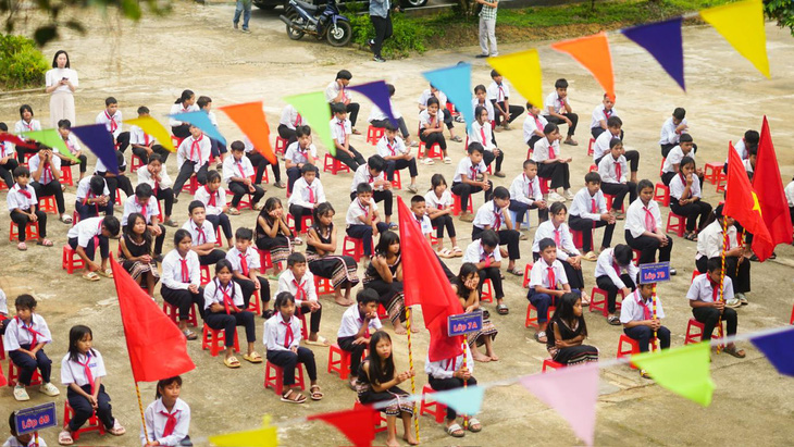 Hình ảnh các bé ngày khai trường tại trường THCS Măng Cành, xã Măng Cành, huyện Kon Plông, Kon Tum.