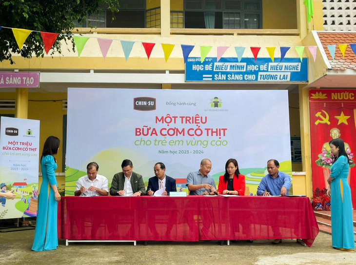Ký kết thỏa thuận hỗ trợ giữa chương trình ‘Một triệu bữa cơm có thịt’ với đại diện trường, phòng giáo dục, xã Măng Cành, hội phụ huynh học sinh tại trường THCS Măng Cành.