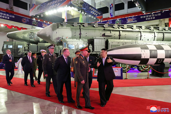 ロシアのセルゲイ・ショイグ国防大臣と北朝鮮の金正恩朝鮮労働党委員長、2023年7月に北朝鮮防衛展示会を訪問 - 写真：ロイター/KCNA