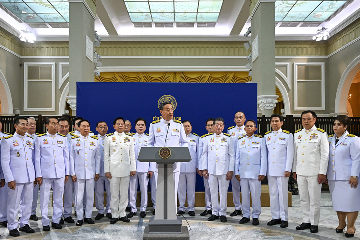 Tân Thủ tướng Thái Lan Srettha Thavisin phát biểu cùng các thành viên nội các sau khi tuyên thệ nhậm chức tại Bangkok, ngày 5-9 - Ảnh: AFP