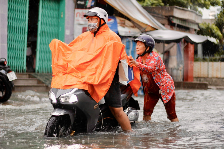 Hôm nay thời tiết Nam Bộ mưa to, đề phòng ngập nước - Ảnh: CHÂU TUẤN